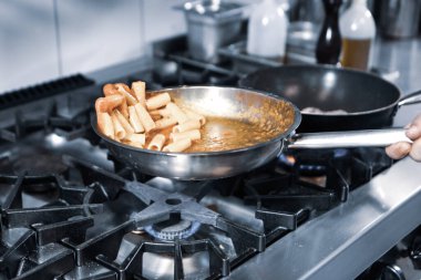 soba yangın pişirme makarna ile pota