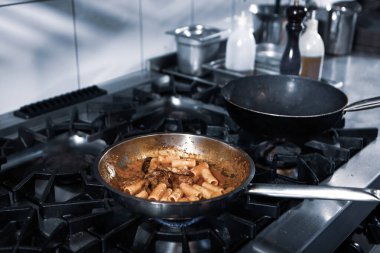 soba yangın pişirme makarna ile pota