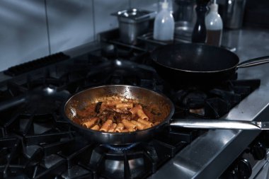 soba yangın pişirme makarna ile pota