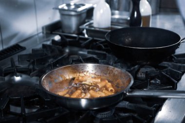 soba yangın pişirme makarna ile pota