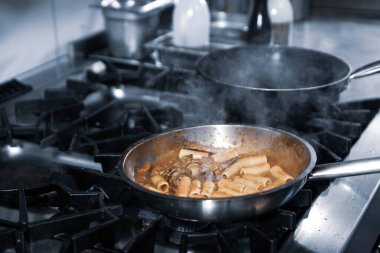 soba yangın pişirme makarna ile pota