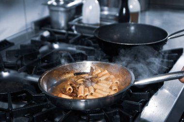 soba yangın pişirme makarna ile pota