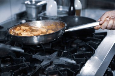 soba yangın pişirme makarna ile pota