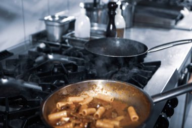 soba yangın pişirme makarna ile pota