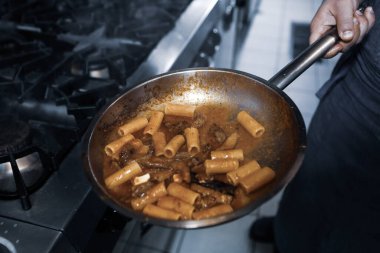 soba yangın pişirme makarna ile pota