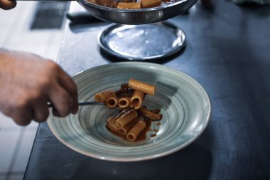 soba yangın pişirme makarna ile pota