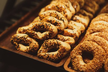 Bir grup çeşit kurabiye. Çikolata parçacıklı, yulaflı, kuru üzümlü, beyaz çikolatalı.