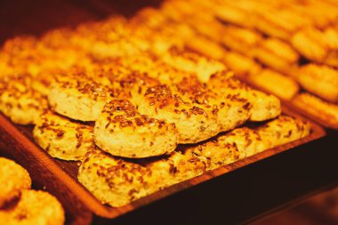 Bir grup çeşit kurabiye. Çikolata parçacıklı, yulaflı, kuru üzümlü, beyaz çikolatalı.