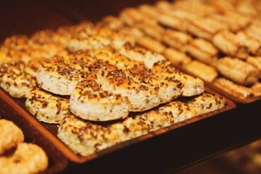 Bir grup çeşit kurabiye. Çikolata parçacıklı, yulaflı, kuru üzümlü, beyaz çikolatalı.