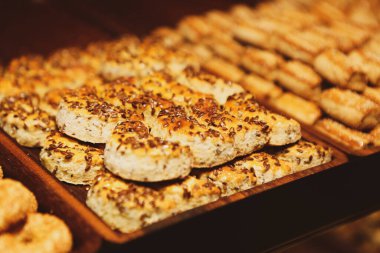 Bir grup çeşit kurabiye. Çikolata parçacıklı, yulaflı, kuru üzümlü, beyaz çikolatalı.