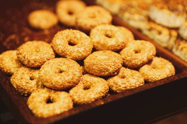 Bir grup çeşit kurabiye. Çikolata parçacıklı, yulaflı, kuru üzümlü, beyaz çikolatalı.