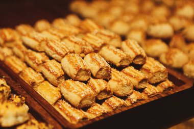 Bir grup çeşit kurabiye. Çikolata parçacıklı, yulaflı, kuru üzümlü, beyaz çikolatalı.