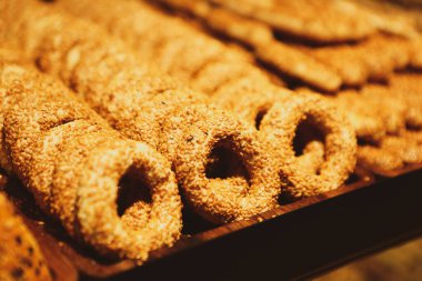 Bir grup çeşit kurabiye. Çikolata parçacıklı, yulaflı, kuru üzümlü, beyaz çikolatalı.