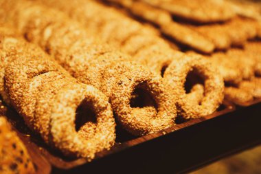 Bir grup çeşit kurabiye. Çikolata parçacıklı, yulaflı, kuru üzümlü, beyaz çikolatalı.