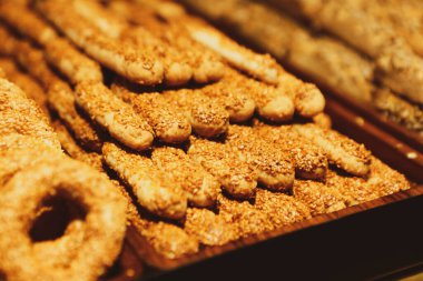 Bir grup çeşit kurabiye. Çikolata parçacıklı, yulaflı, kuru üzümlü, beyaz çikolatalı.