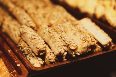 Bir grup çeşit kurabiye. Çikolata parçacıklı, yulaflı, kuru üzümlü, beyaz çikolatalı.