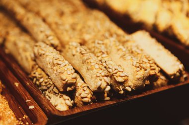 Bir grup çeşit kurabiye. Çikolata parçacıklı, yulaflı, kuru üzümlü, beyaz çikolatalı.