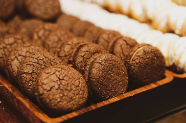 Bir grup çeşit kurabiye. Çikolata parçacıklı, yulaflı, kuru üzümlü, beyaz çikolatalı.