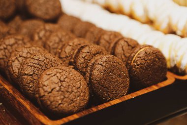 Bir grup çeşit kurabiye. Çikolata parçacıklı, yulaflı, kuru üzümlü, beyaz çikolatalı.