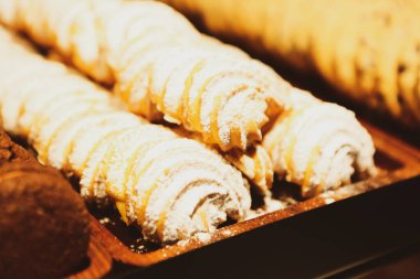 Bir grup çeşit kurabiye. Çikolata parçacıklı, yulaflı, kuru üzümlü, beyaz çikolatalı.