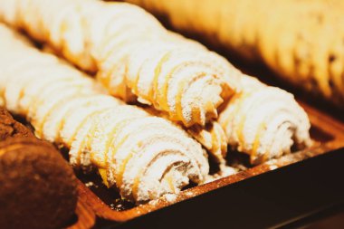 Bir grup çeşit kurabiye. Çikolata parçacıklı, yulaflı, kuru üzümlü, beyaz çikolatalı.