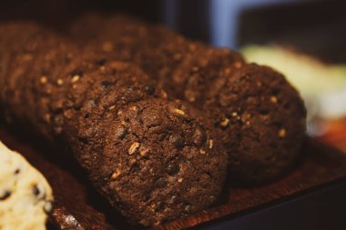 Bir grup çeşit kurabiye. Çikolata parçacıklı, yulaflı, kuru üzümlü, beyaz çikolatalı.