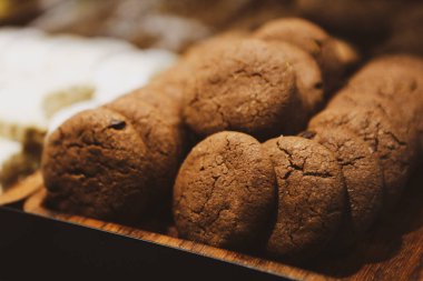 Bir grup çeşit kurabiye. Çikolata parçacıklı, yulaflı, kuru üzümlü, beyaz çikolatalı.