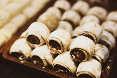 Bir grup çeşit kurabiye. Çikolata parçacıklı, yulaflı, kuru üzümlü, beyaz çikolatalı.