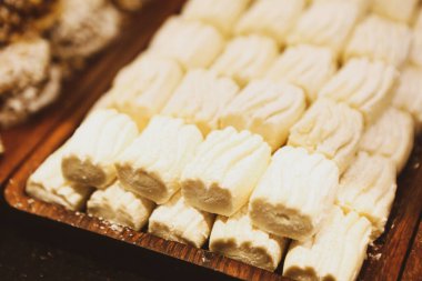 Bir grup çeşit kurabiye. Çikolata parçacıklı, yulaflı, kuru üzümlü, beyaz çikolatalı.