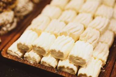 Bir grup çeşit kurabiye. Çikolata parçacıklı, yulaflı, kuru üzümlü, beyaz çikolatalı.