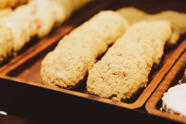 Bir grup çeşit kurabiye. Çikolata parçacıklı, yulaflı, kuru üzümlü, beyaz çikolatalı.