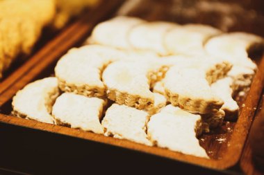 Bir grup çeşit kurabiye. Çikolata parçacıklı, yulaflı, kuru üzümlü, beyaz çikolatalı.