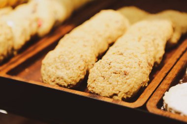 Bir grup çeşit kurabiye. Çikolata parçacıklı, yulaflı, kuru üzümlü, beyaz çikolatalı.