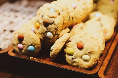 Bir grup çeşit kurabiye. Çikolata parçacıklı, yulaflı, kuru üzümlü, beyaz çikolatalı.