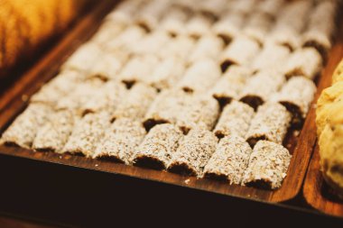 Bir grup çeşit kurabiye. Çikolata parçacıklı, yulaflı, kuru üzümlü, beyaz çikolatalı.