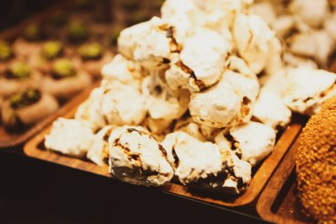 Bir grup çeşit kurabiye. Çikolata parçacıklı, yulaflı, kuru üzümlü, beyaz çikolatalı.