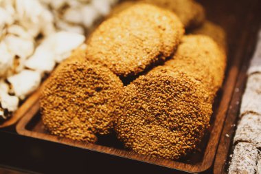 Bir grup çeşit kurabiye. Çikolata parçacıklı, yulaflı, kuru üzümlü, beyaz çikolatalı.