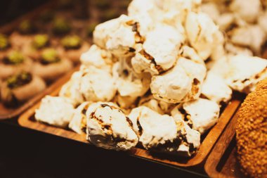 Bir grup çeşit kurabiye. Çikolata parçacıklı, yulaflı, kuru üzümlü, beyaz çikolatalı.