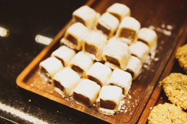 Bir grup çeşit kurabiye. Çikolata parçacıklı, yulaflı, kuru üzümlü, beyaz çikolatalı.