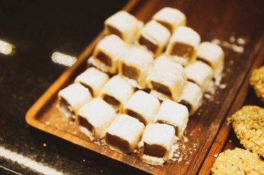 Bir grup çeşit kurabiye. Çikolata parçacıklı, yulaflı, kuru üzümlü, beyaz çikolatalı.