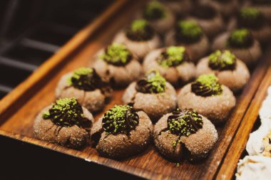 Bir grup çeşit kurabiye. Çikolata parçacıklı, yulaflı, kuru üzümlü, beyaz çikolatalı.