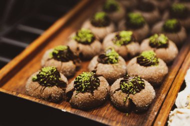 Bir grup çeşit kurabiye. Çikolata parçacıklı, yulaflı, kuru üzümlü, beyaz çikolatalı.