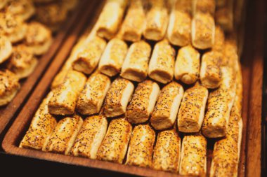 Bir grup çeşit kurabiye. Çikolata parçacıklı, yulaflı, kuru üzümlü, beyaz çikolatalı.