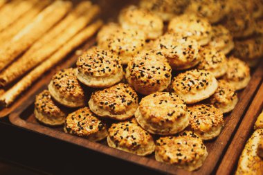 Bir grup çeşit kurabiye. Çikolata parçacıklı, yulaflı, kuru üzümlü, beyaz çikolatalı.