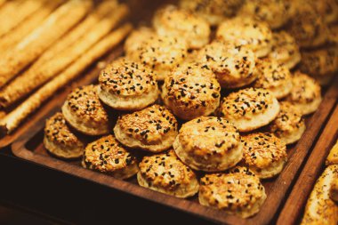 Bir grup çeşit kurabiye. Çikolata parçacıklı, yulaflı, kuru üzümlü, beyaz çikolatalı.