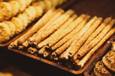 Bir grup çeşit kurabiye. Çikolata parçacıklı, yulaflı, kuru üzümlü, beyaz çikolatalı.