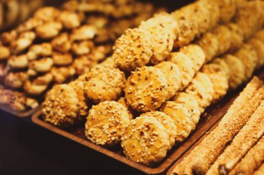 Bir grup çeşit kurabiye. Çikolata parçacıklı, yulaflı, kuru üzümlü, beyaz çikolatalı.