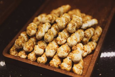 Bir grup çeşit kurabiye. Çikolata parçacıklı, yulaflı, kuru üzümlü, beyaz çikolatalı.