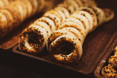 Bir grup çeşit kurabiye. Çikolata parçacıklı, yulaflı, kuru üzümlü, beyaz çikolatalı.