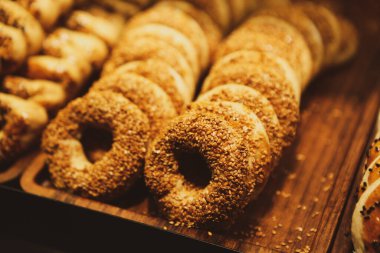 Bir grup çeşit kurabiye. Çikolata parçacıklı, yulaflı, kuru üzümlü, beyaz çikolatalı.